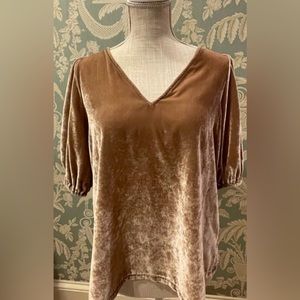 EUC Gold Puff Sleeve V-Neck Top Size Small. ✨